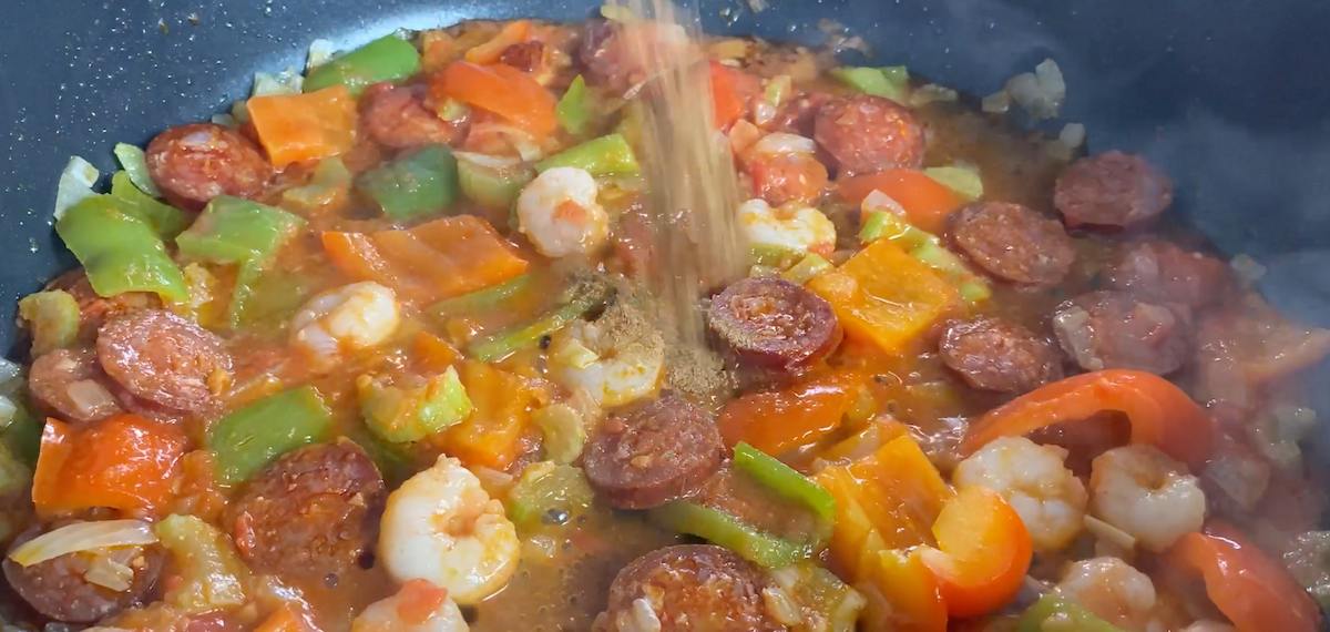 Paso a paso Jambalaya echar chorizo gambas cayena