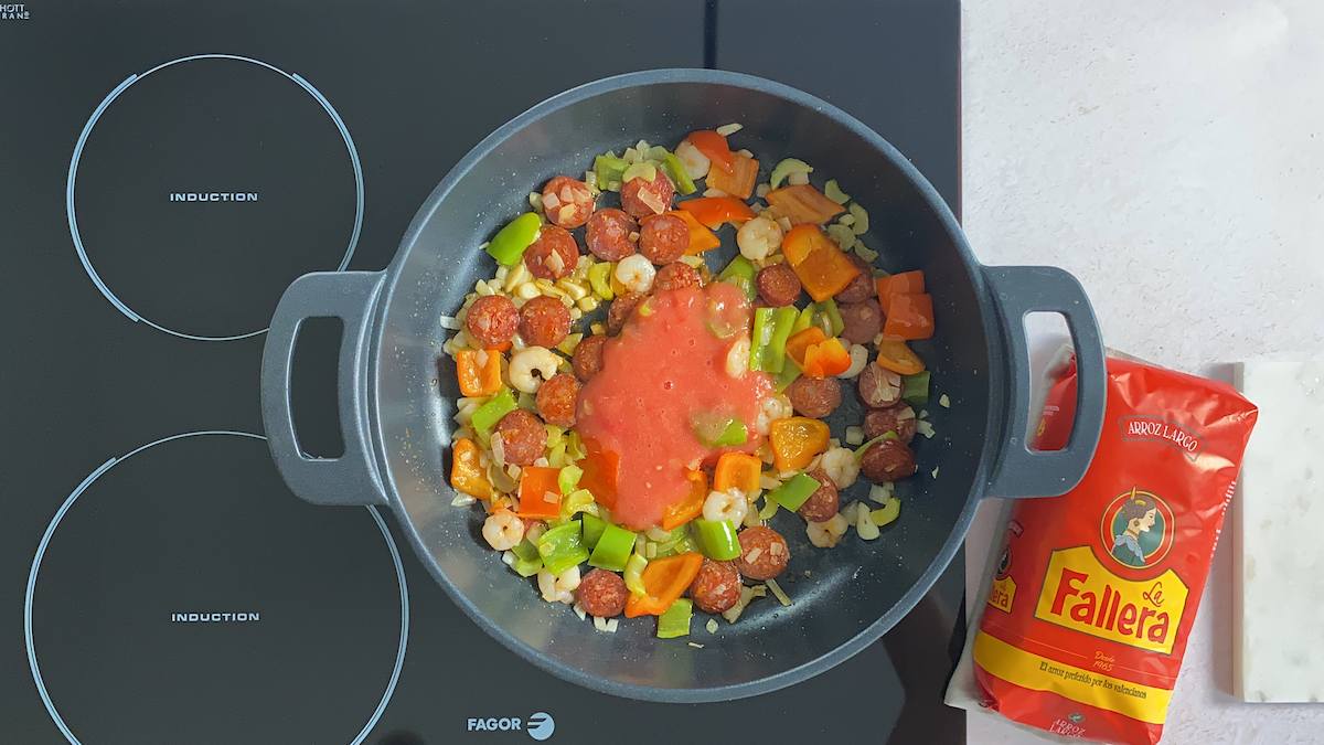 Paso a paso Jambalaya verter tomate