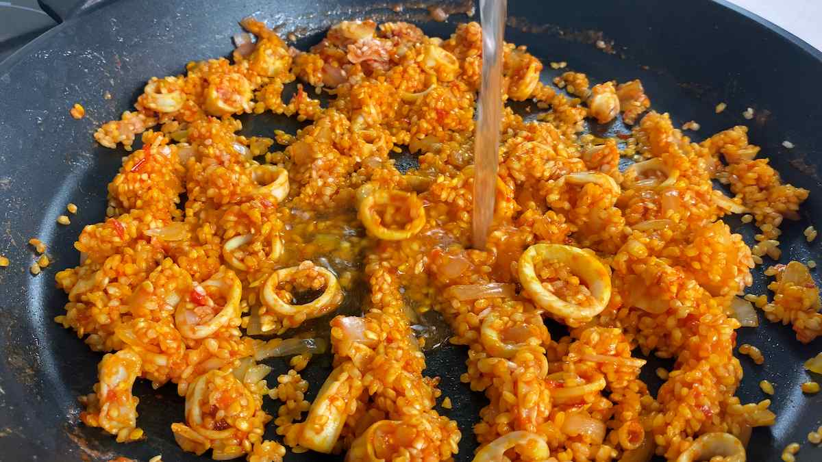 Paso a paso arroz a banda añadir caldo