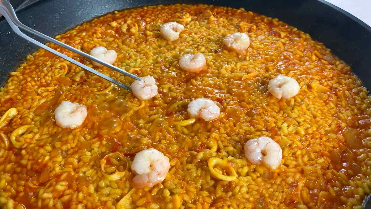 Paso a paso arroz a banda colocar las gambas