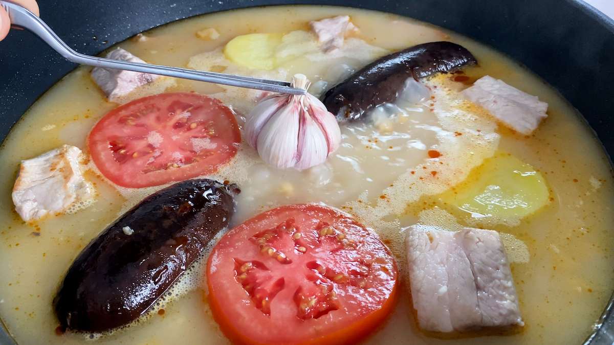 Paso a paso arroz al horno añadir el ajo entero