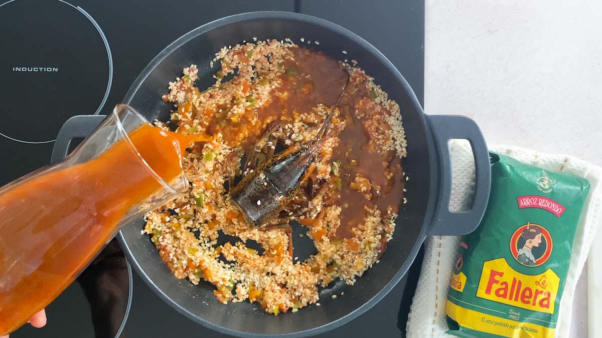 Paso a paso arroz con bogavante echar caldo