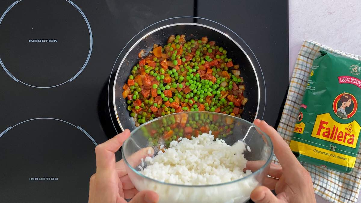 Paso a paso arroz con guisantes echar arroz