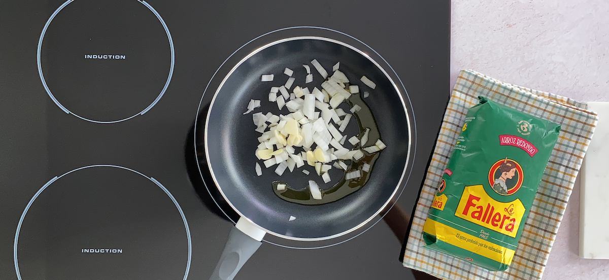 Paso a paso arroz con guisantes sofreír cebolla