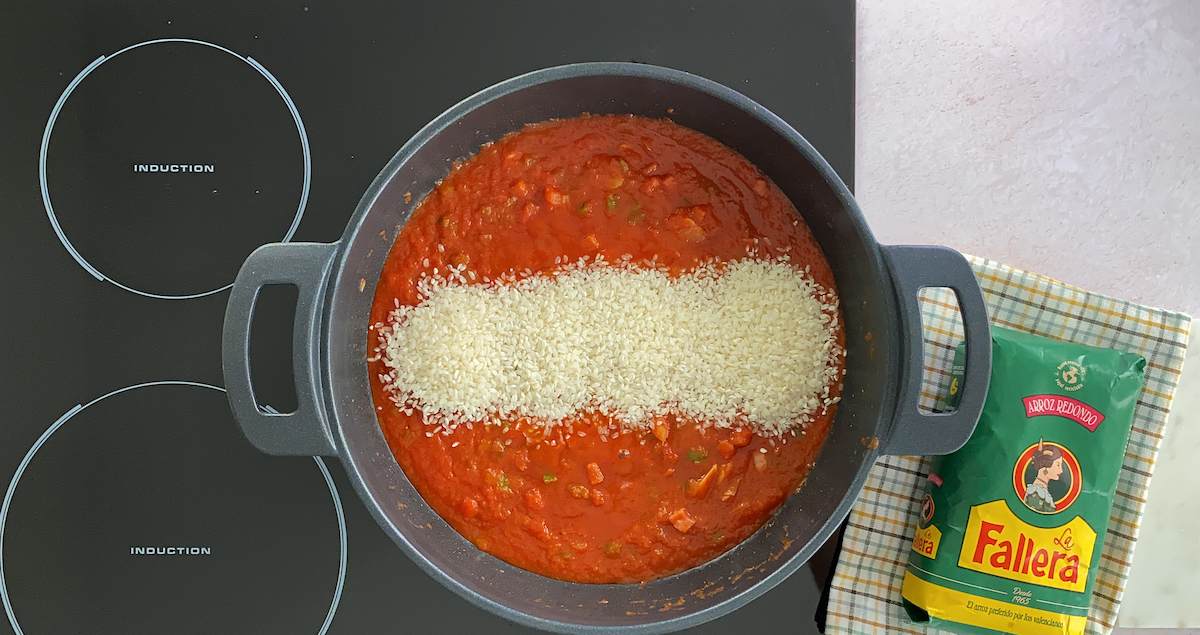 Paso a paso arroz con tomate echar arroz