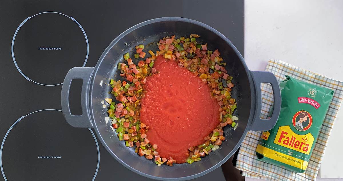 Paso a paso arroz con tomate echar el tomate