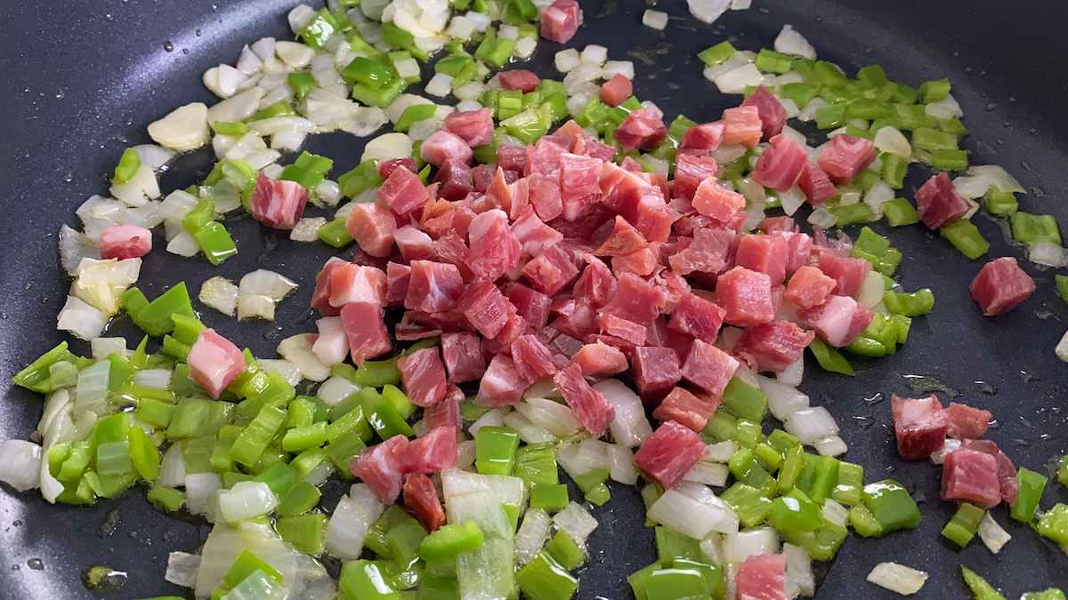 Paso a paso arroz con tomate verter el jamón