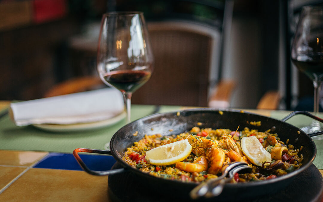 Con qué vino se acompaña la paella de mariscos: Guía de maridaje perfecto