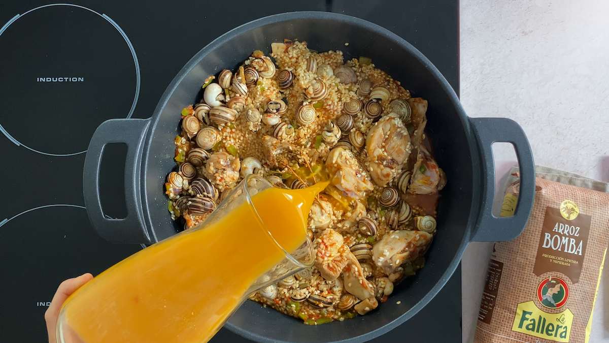 paso a paso arroz con conejo y caracoles - añadir caldo