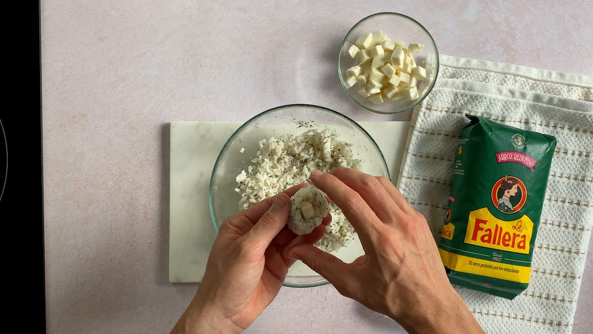 paso a paso bolitas de arroz hacer bolas