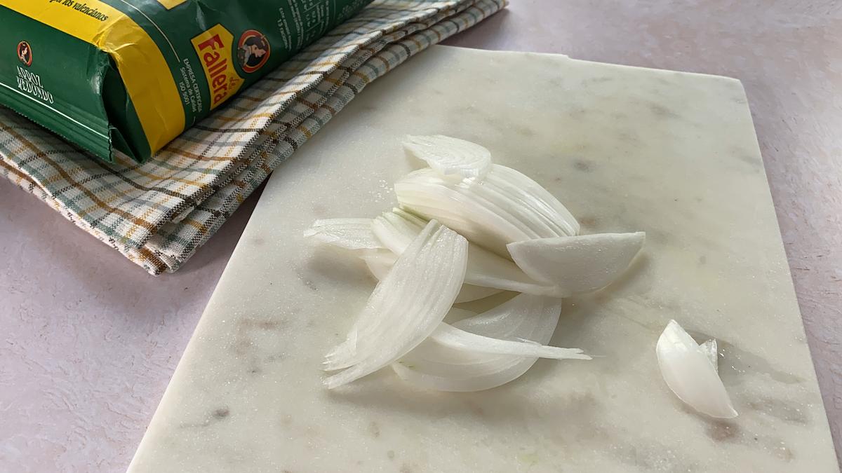 Preparamos pollo y cebolla