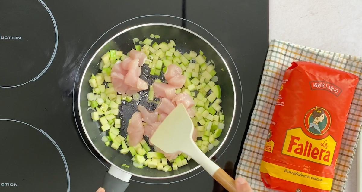 paso a paso yakimeshi cocinar verduras y pollo