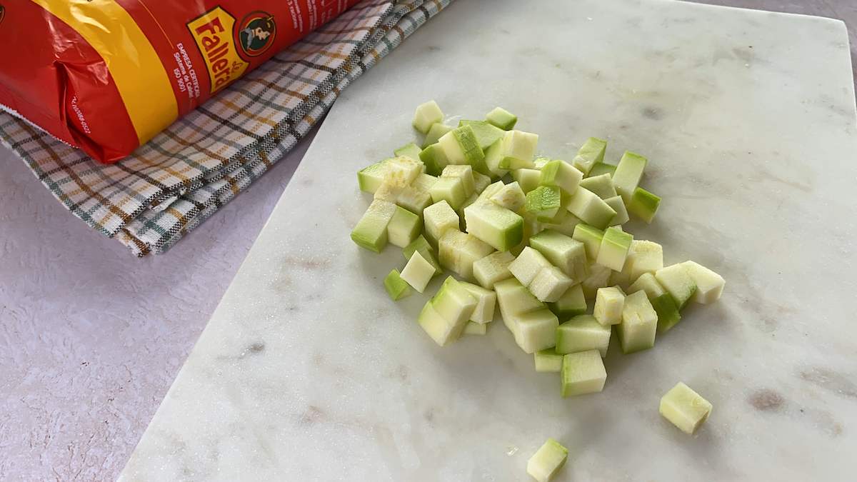 paso a paso yakimeshi cortar verduras