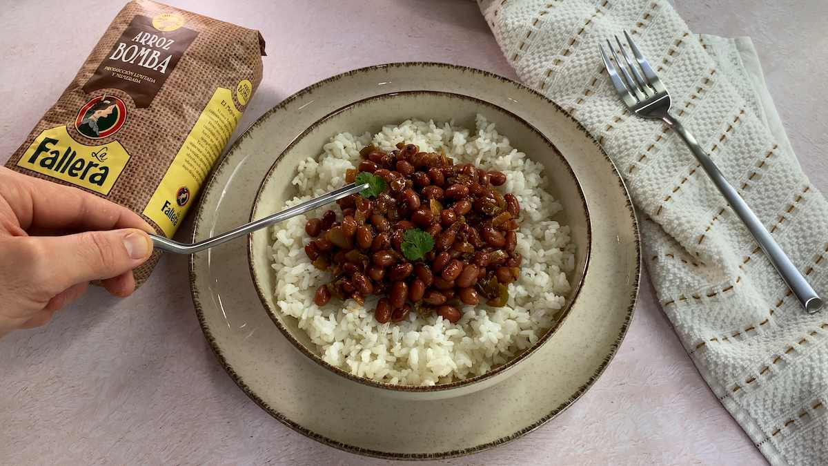 paso a paso arroz con frijoles emplatado