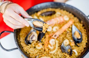 porque la paella es amarilla