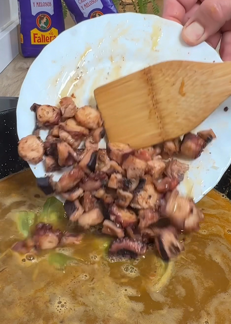 echar el pulpo para arroz meloso con pulpo y gambas