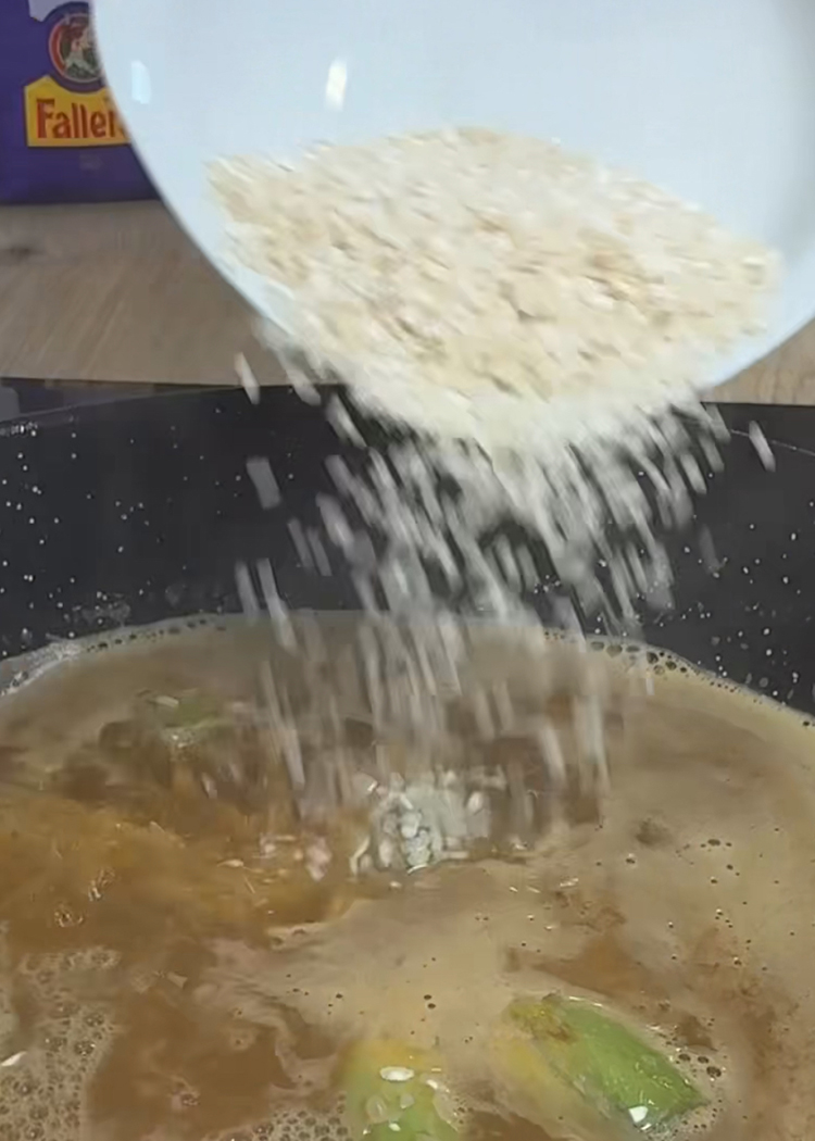 añadir el arroz para arroz meloso con pulpo y gambas