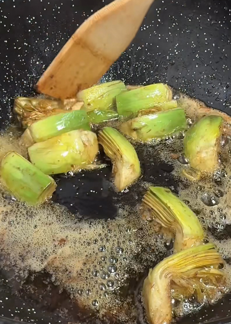 freir las alcachofas para arroz meloso con pulpo y gambas