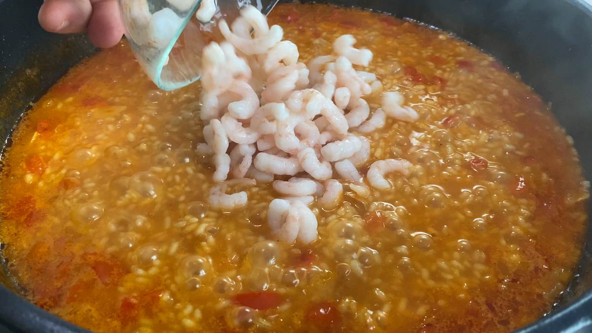 Paso a paso arroz con camarones echar camarones