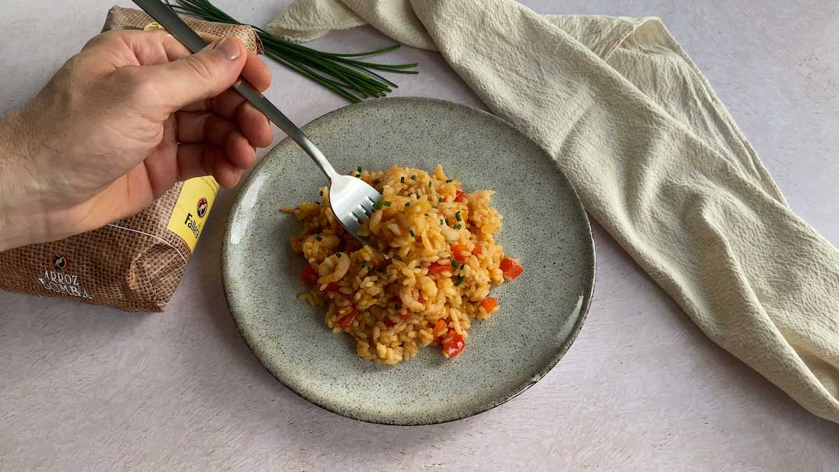 Paso a paso arroz con camarones emplatar