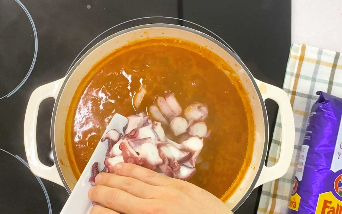 Paso a paso arroz meloso con pulpo y gambas añade gambas y pulpo