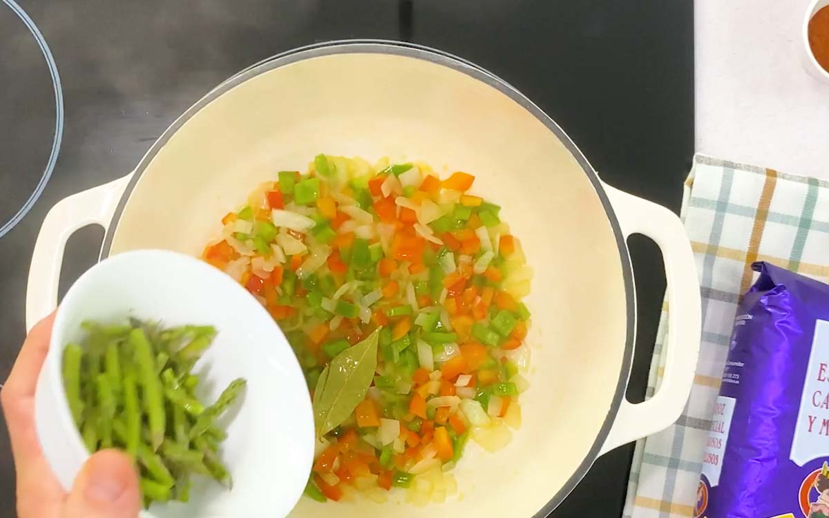 Paso a paso arroz meloso con pulpo y gambas añadir espárragos