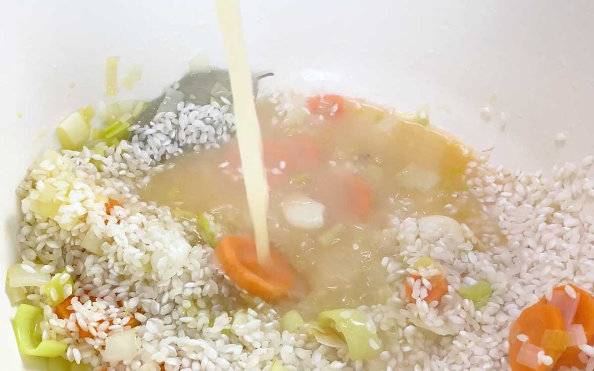 Paso a paso sopa de arroz blanco añadir el caldo