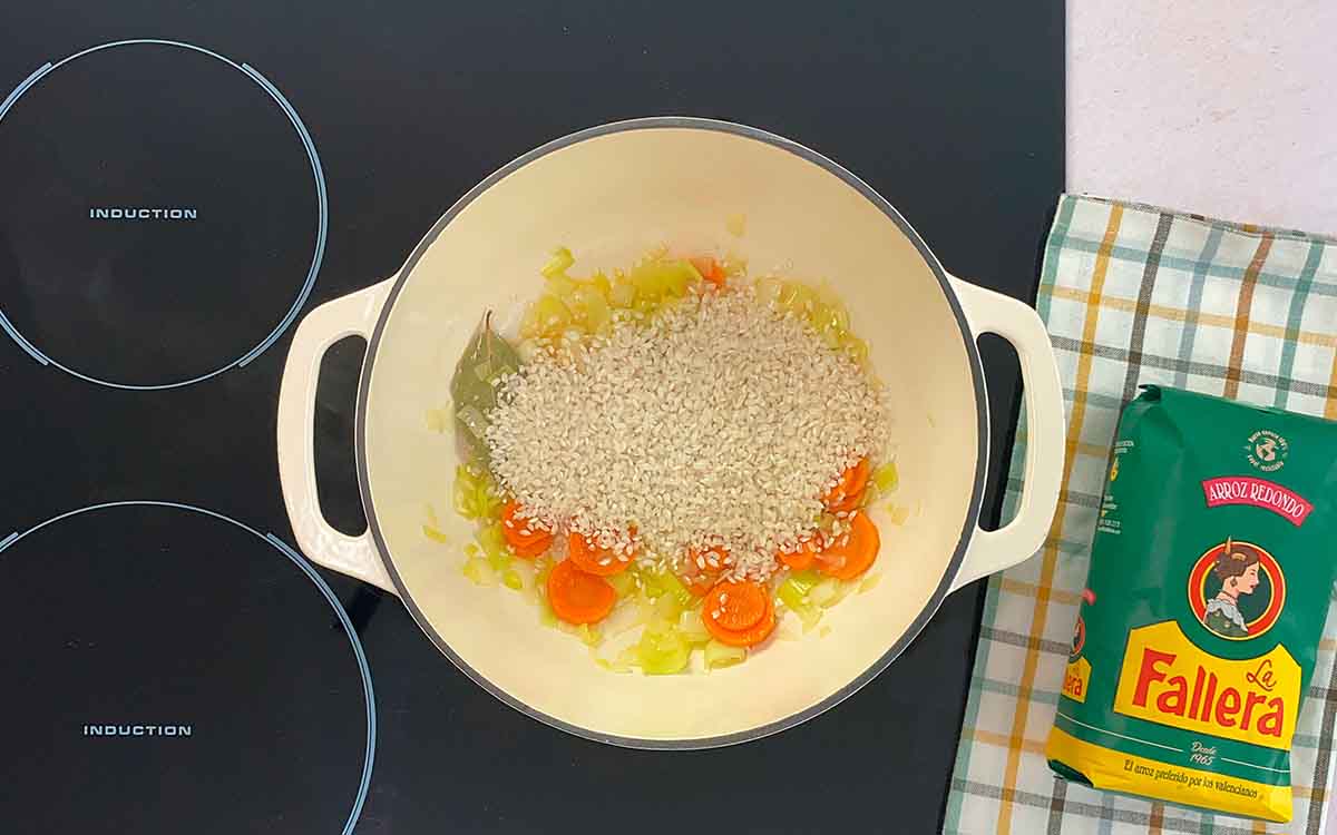 Paso a paso sopa de arroz blanco incorpora el arroz
