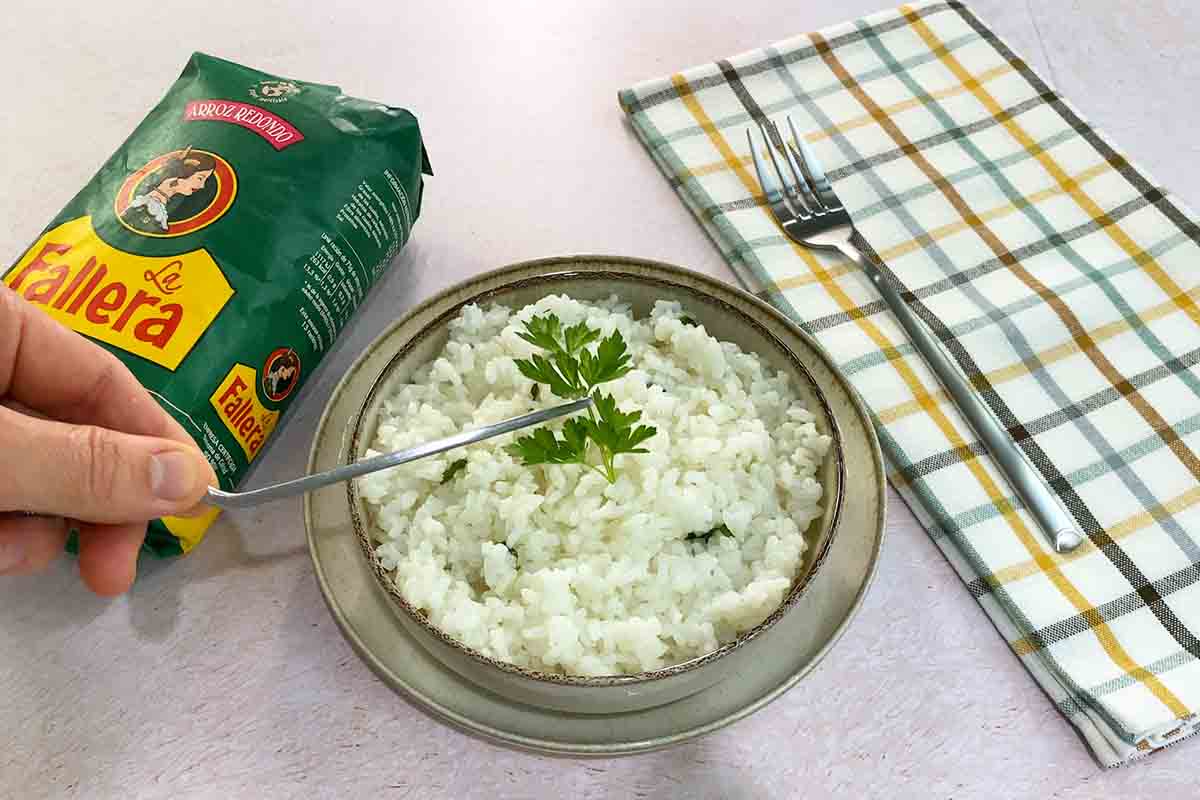 paso a paso arroz blanco en microondas emplatado