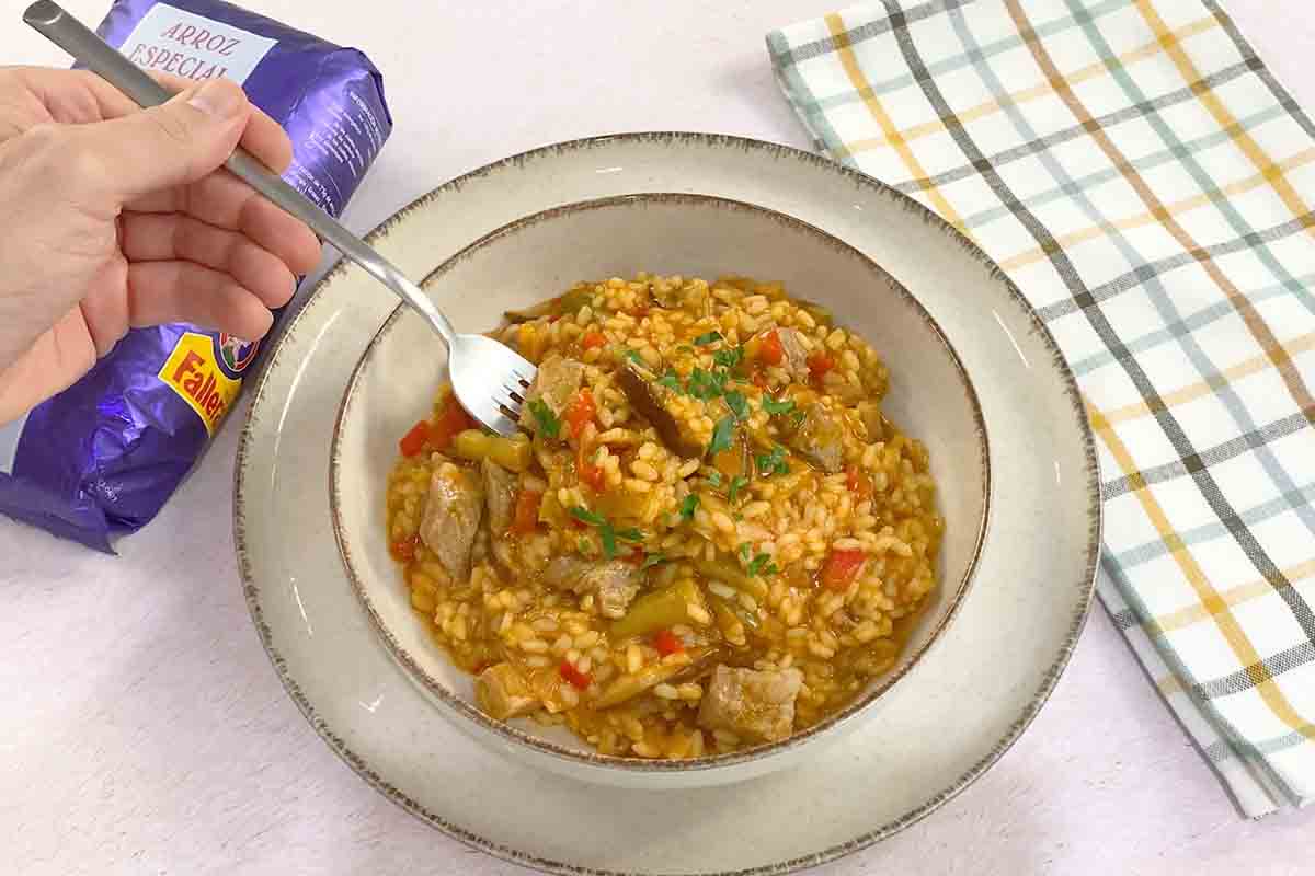 paso a paso arroz meloso con secreto setas y ajos tiernos emplatado