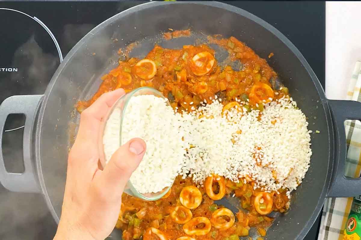 paso a paso paella con calamares arroz