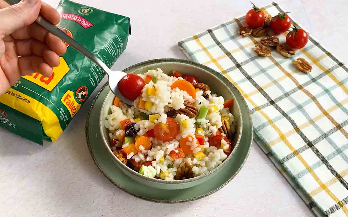 Paso a paso ensalada de arroz con verduras emplatar