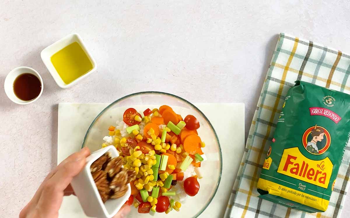 Paso a paso ensalada de arroz con verduras mezclar con nueces