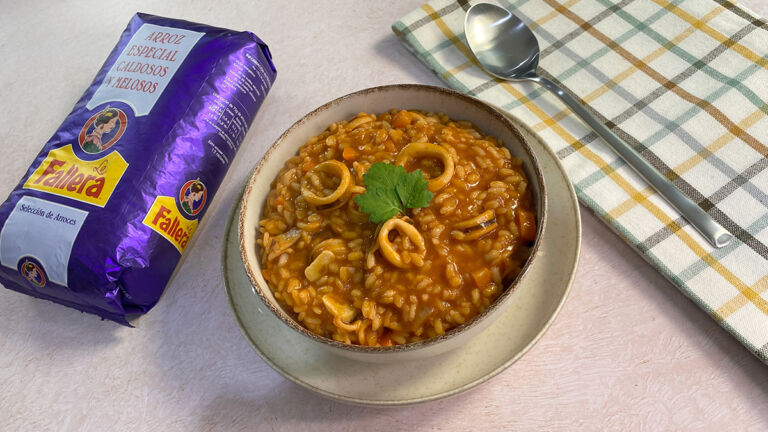 Foto de Arroz meloso con calamares: sabor y tradición marina