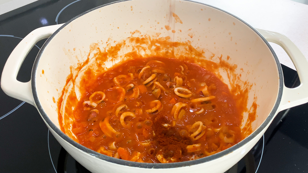 arroz meloso con calamares tomate y pimenton