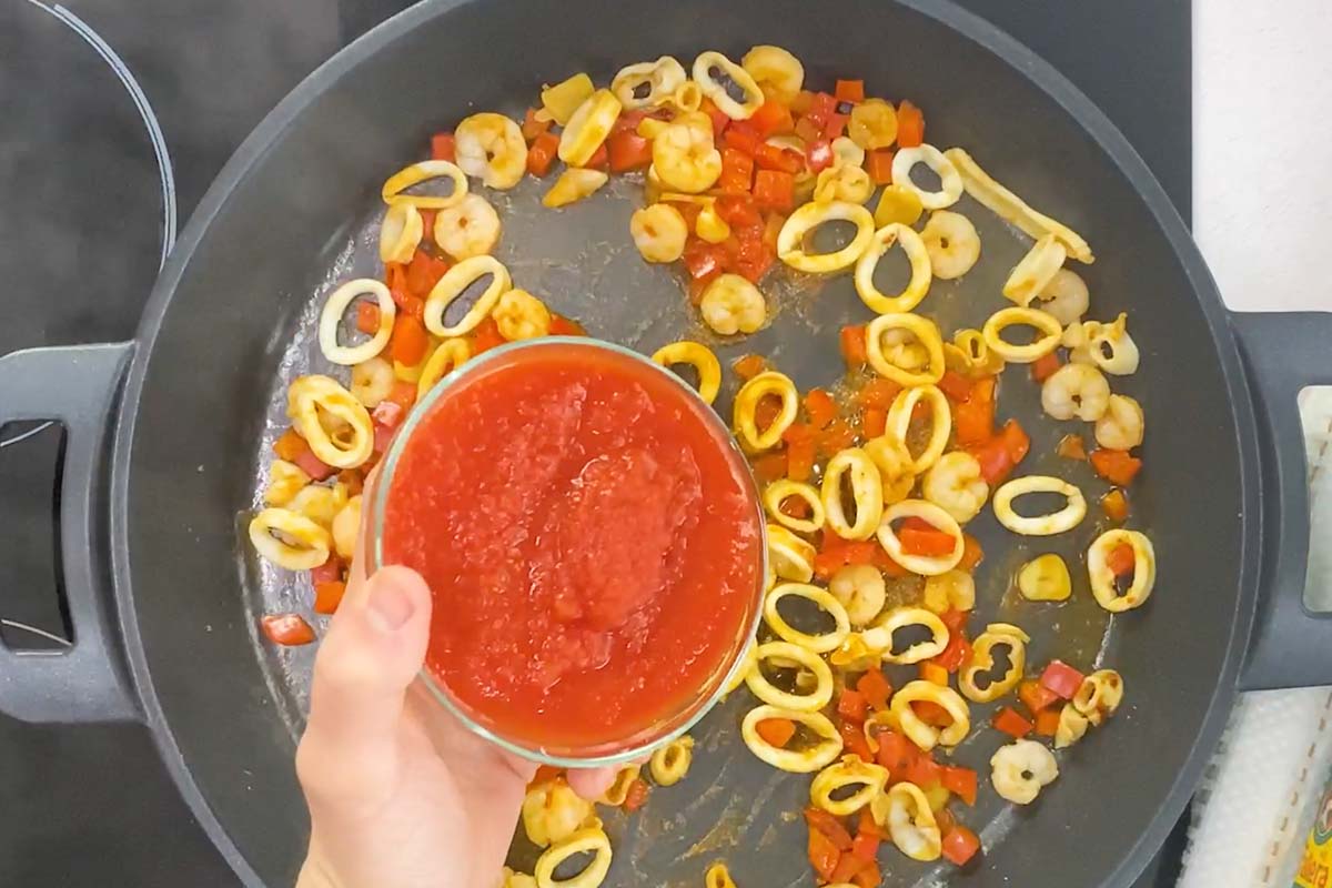 Paso a paso arroz con calamares y gambas añadir pimentón y tomate