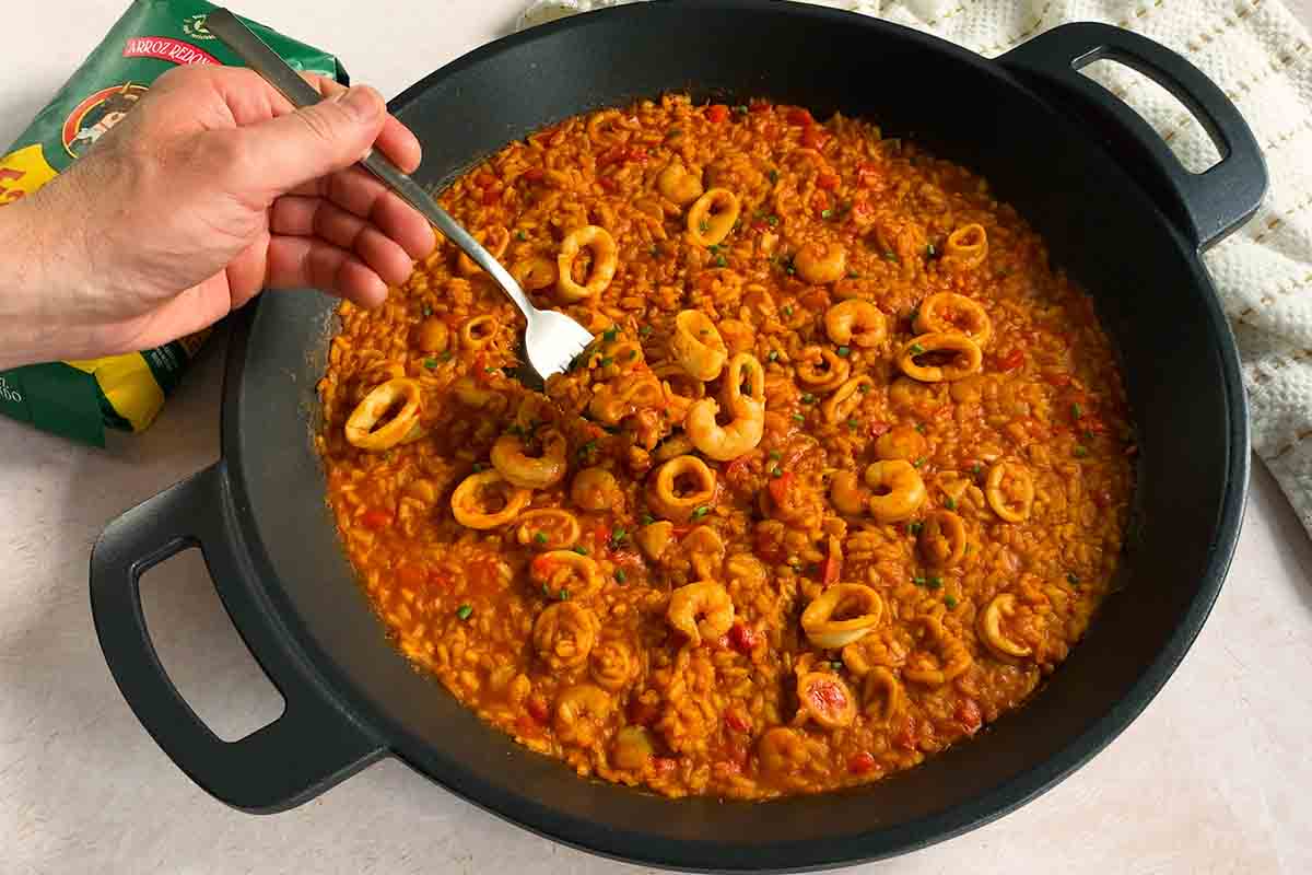 arroz con calamares y gambas emplatado