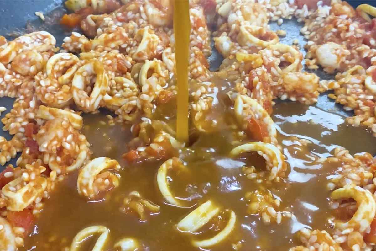 paso a paso arroz con calamares y gambas caldo