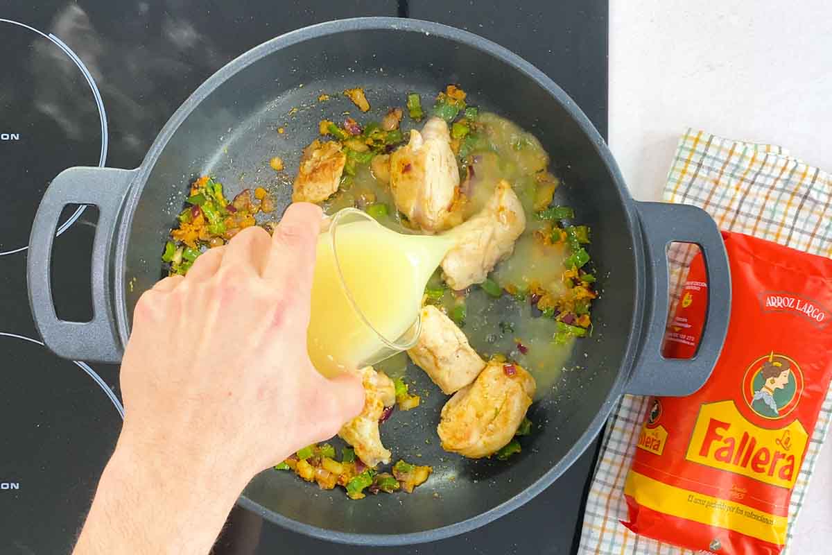 paso a paso arroz con pollo peruano caldo