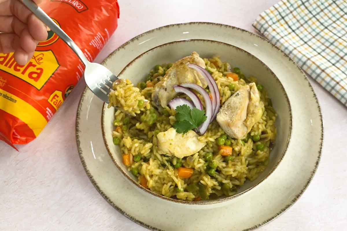 paso a paso arroz con pollo peruano emplatado