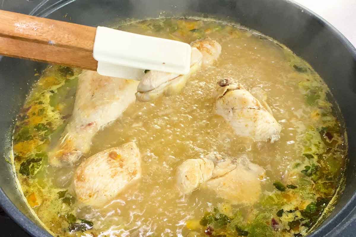 paso a paso arroz con pollo peruano retirar pollo