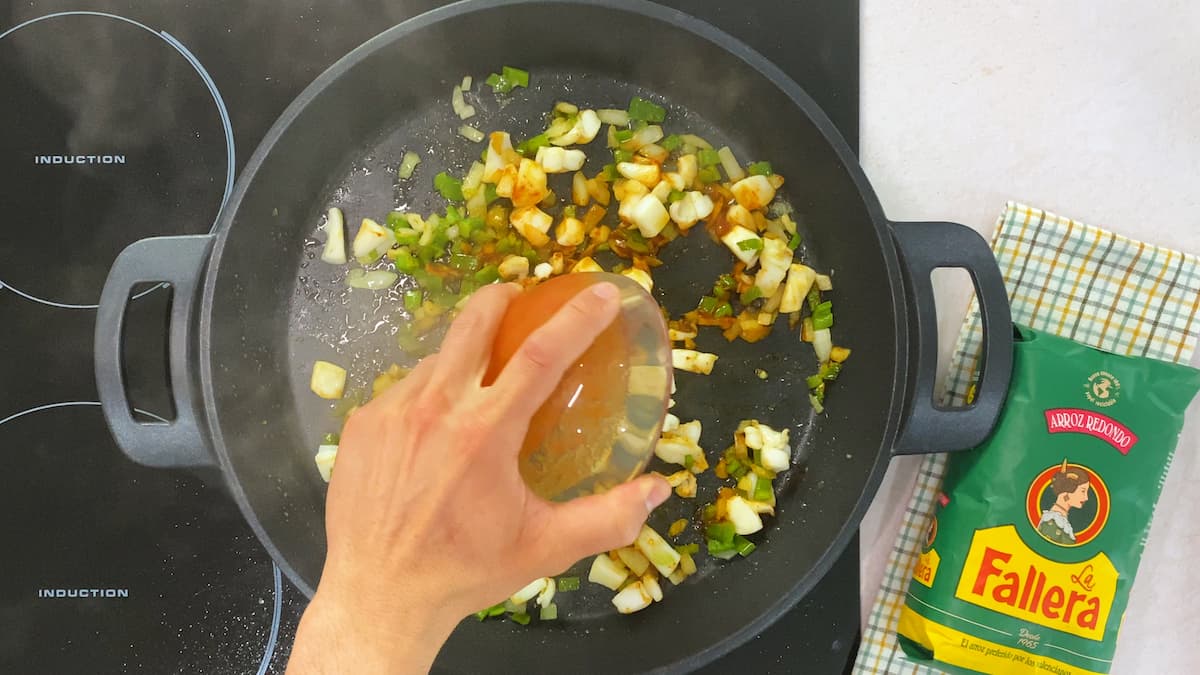 Añadiendo el tomate y las alcachofas