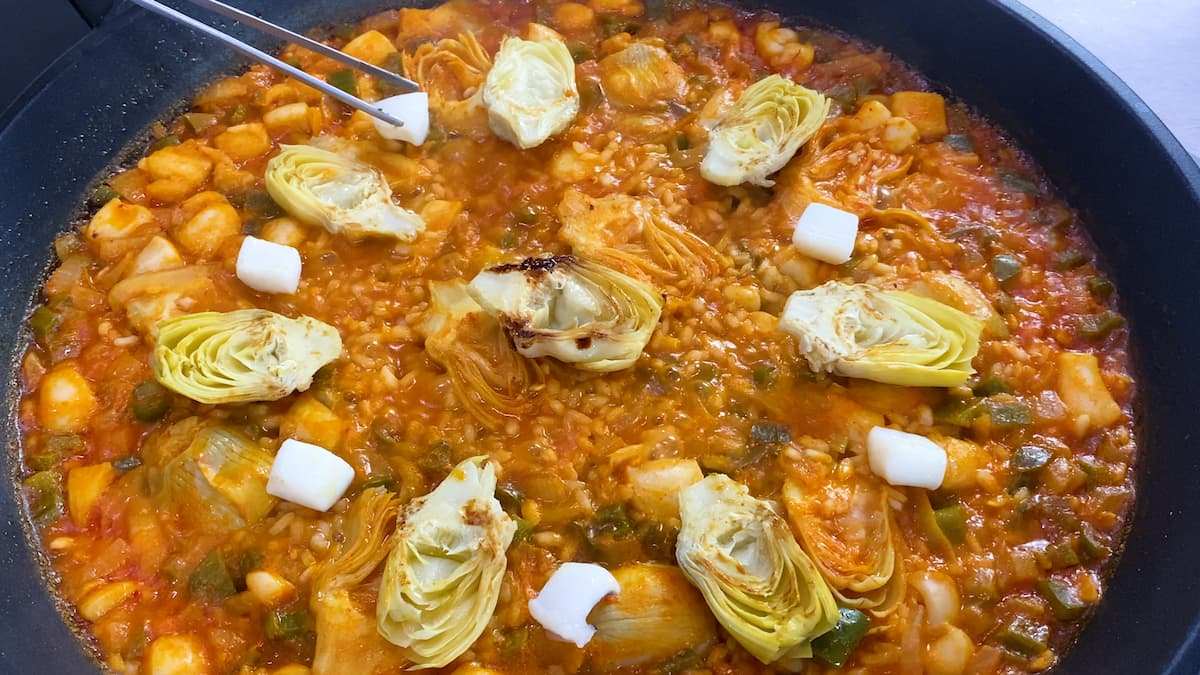 A disfrutar de un plato mediterráneo auténtico