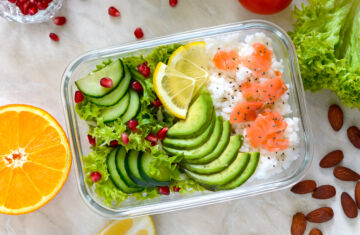 alimentos sin grasa salmon ensalada aguacate