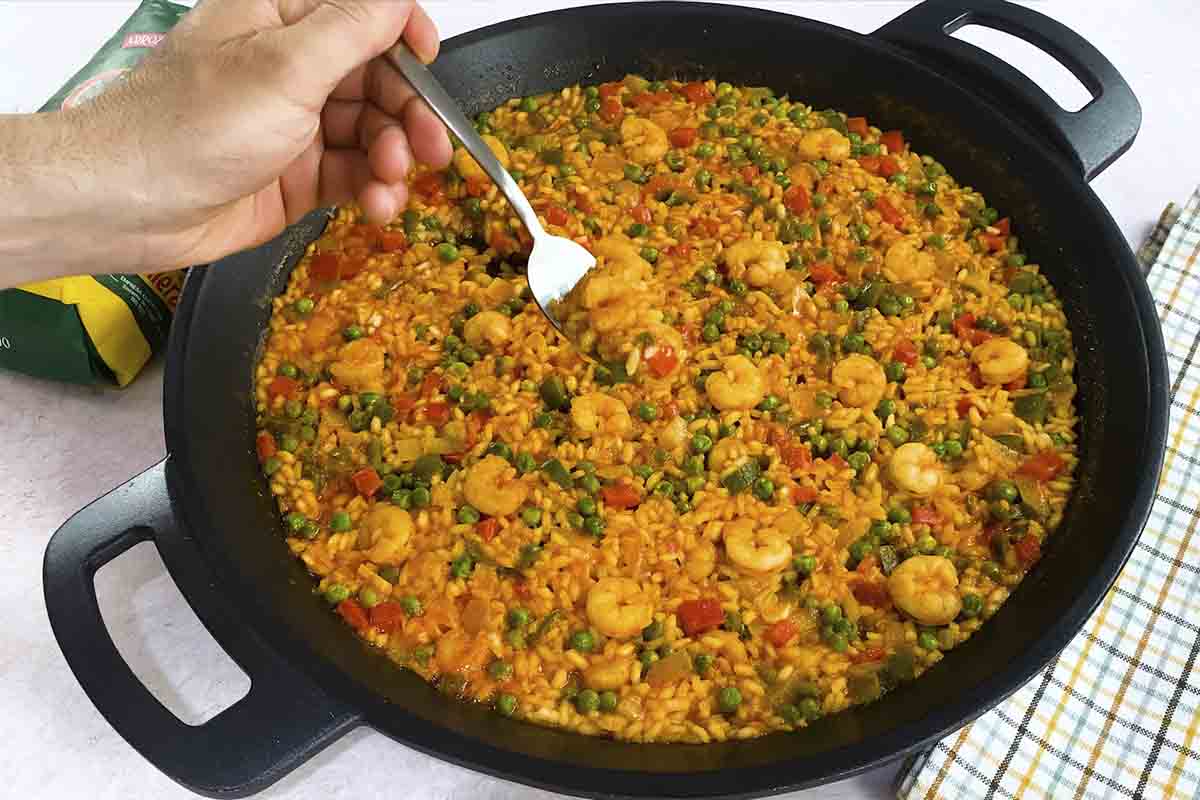 paso a paso arroz con gambas emplatado