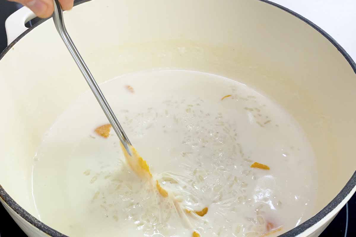 paso a paso arroz con leche condensada retirar pieles