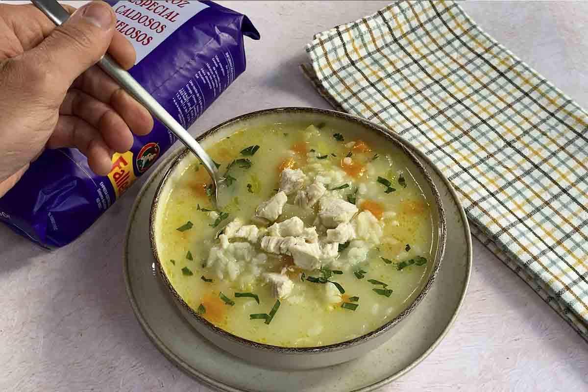 paso a paso sopa de pollo arroz emplatado