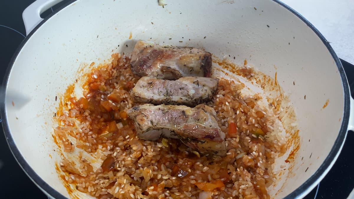 Integración del arroz y las costillas