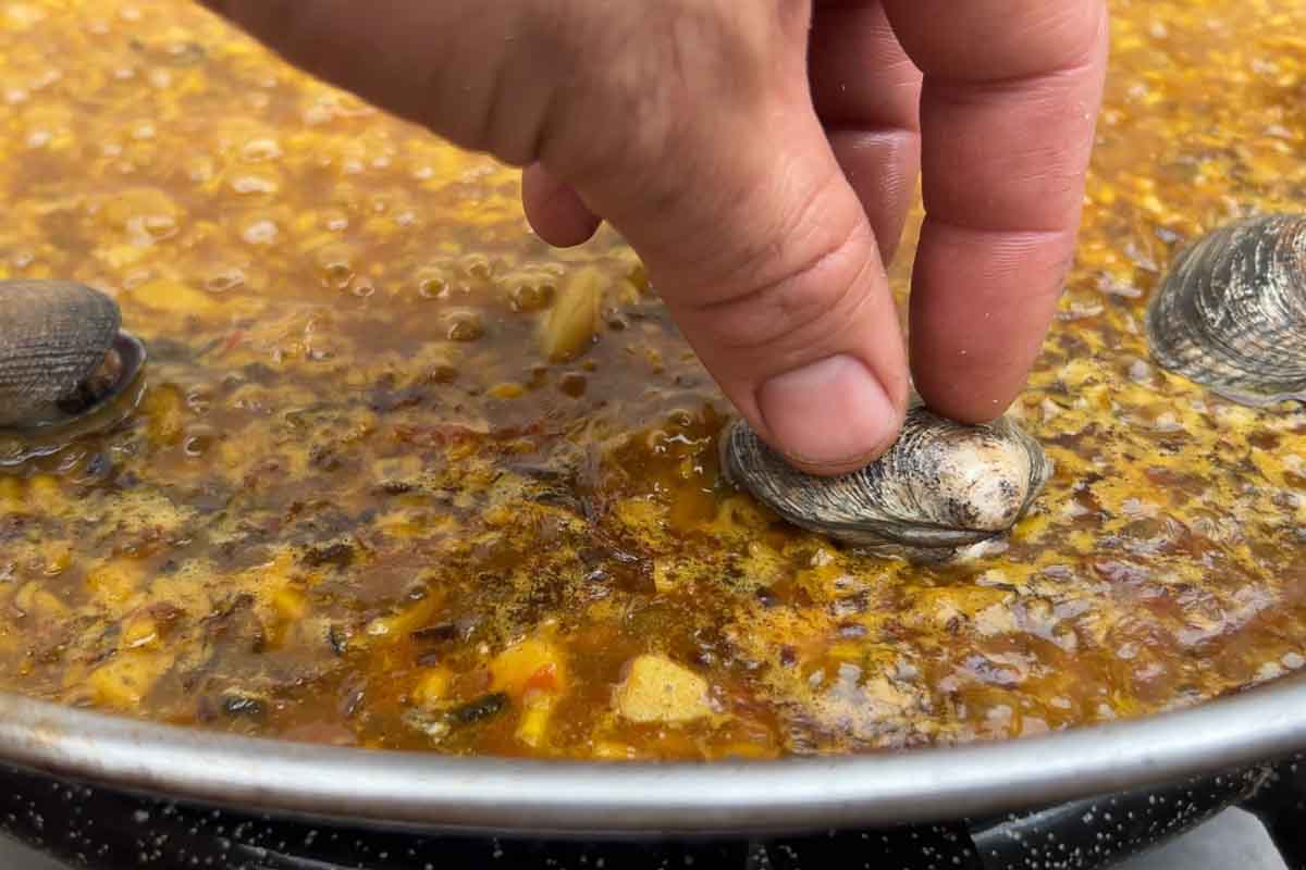 paso a paso arroz con almejas receta de la abuela colocar almejas