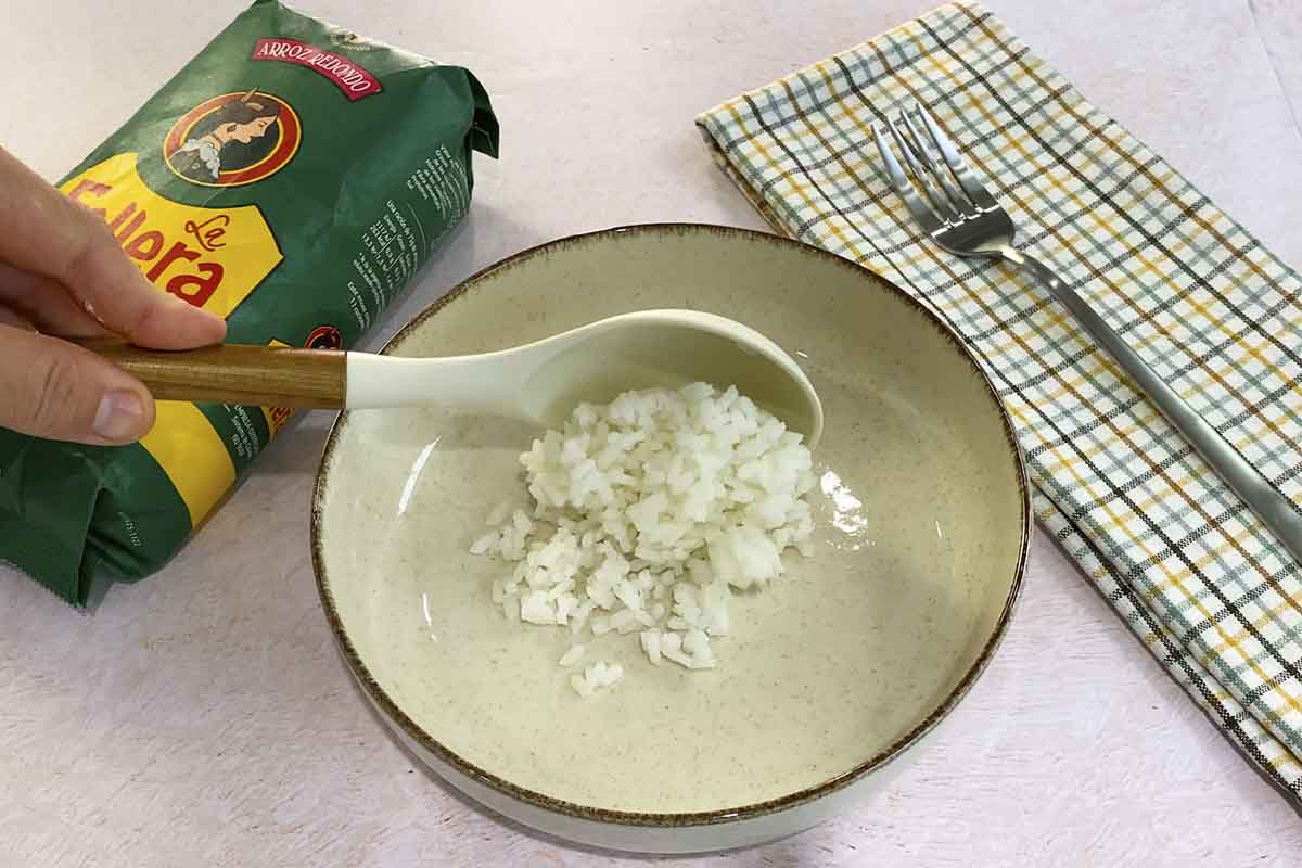 paso a paso poké de atún coloca el arroz cocido